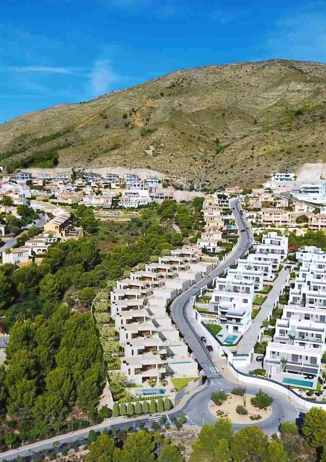 Finestrat Hills: vista aérea hacia la montaña