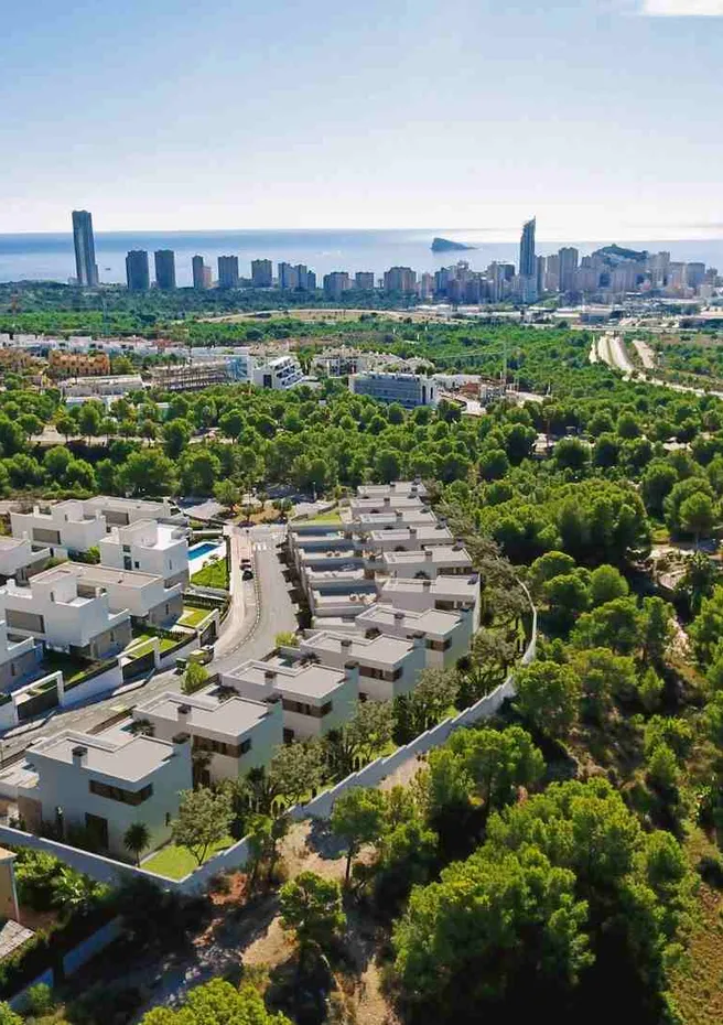 Finestrat Hills: vista aérea hacia el mar